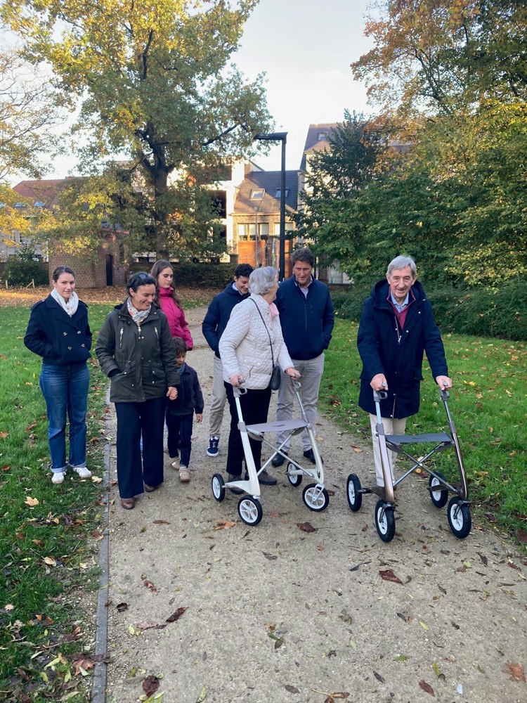 Gruppe von Senioren mit Rollatoren bei einem Spaziergang im Park
